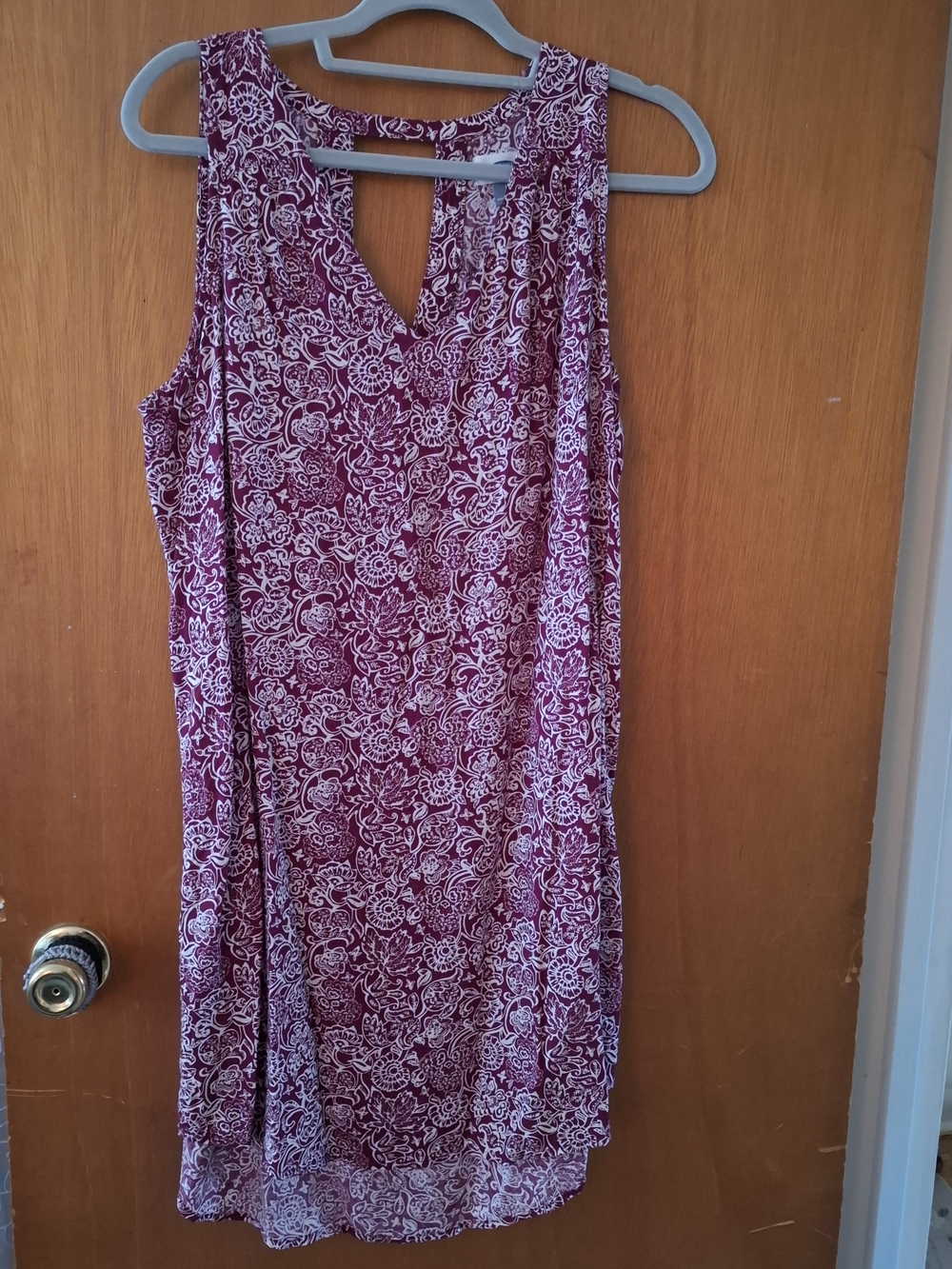 Old Navy Sleeveless V-Neck Floral Shift Dress in Plum and White